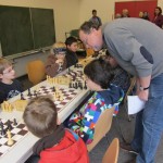 Turnierleiter Bernd Roggon hilft geduldig bei einem Problem