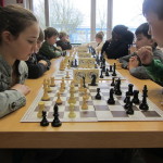 Kinder an Schachbrettern