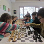Kinder ziehen Schachfiguren