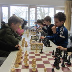 Kinder an Schachbrettern